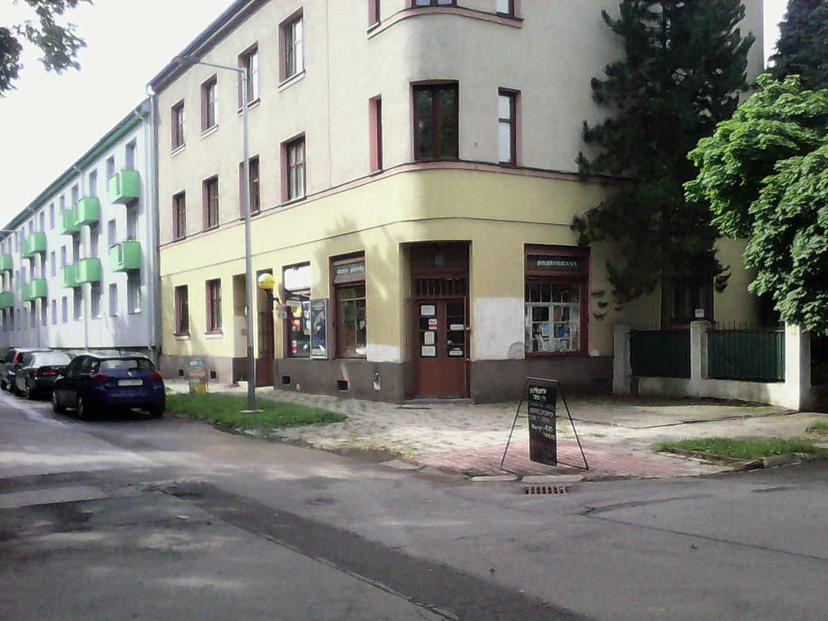 Noviny, školní potřeby