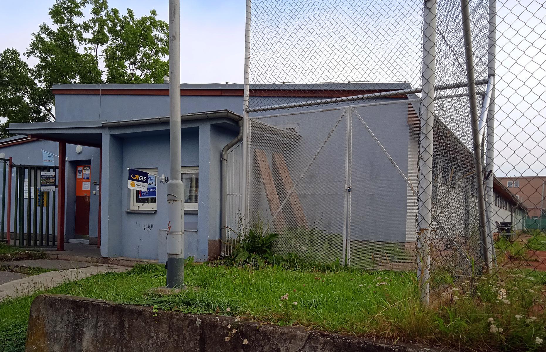 Sekretariát 1. FC Poruba (vchod od tenisových kurtů)