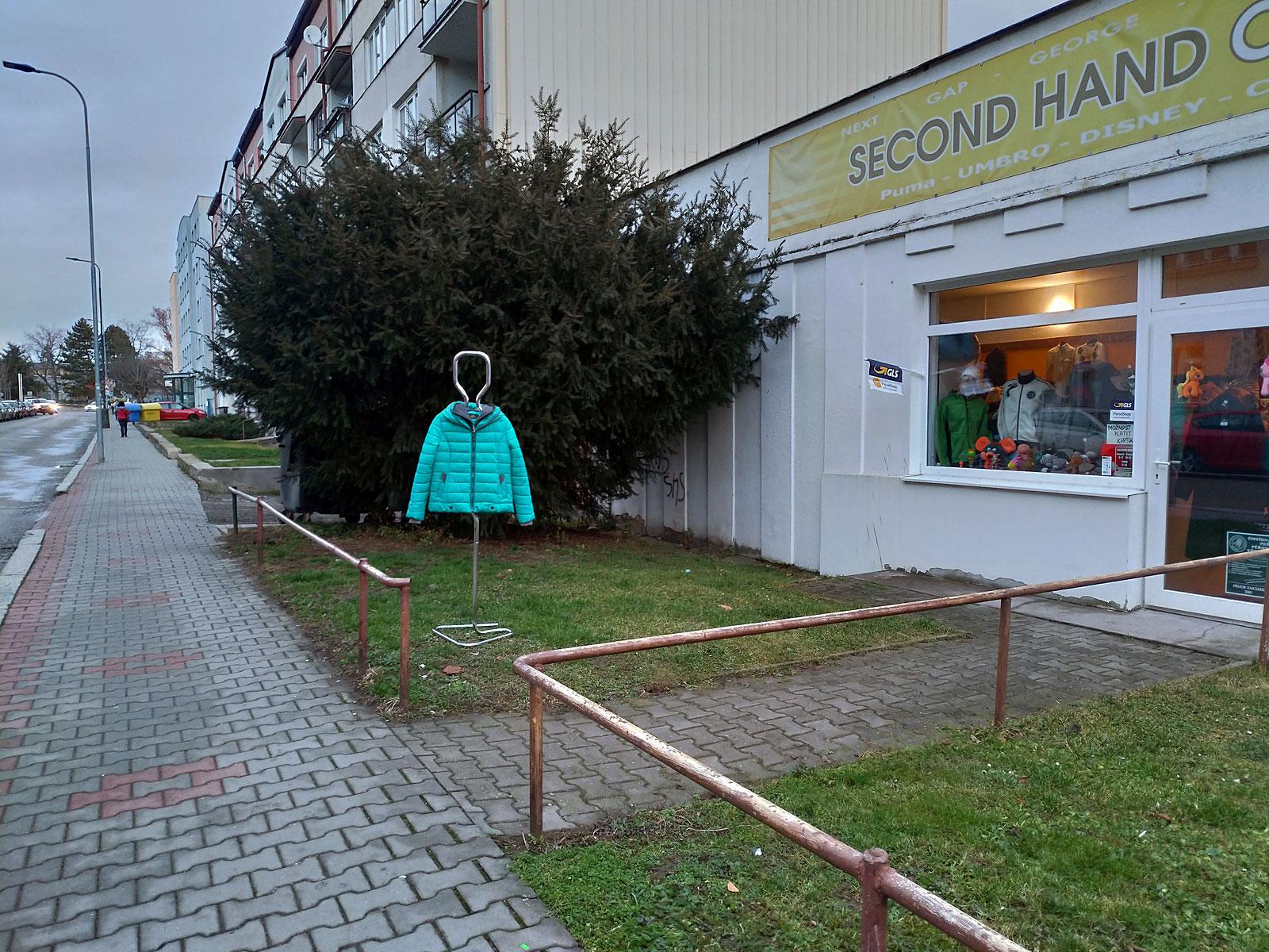 Second hand (vchod z ulice Dukelská)