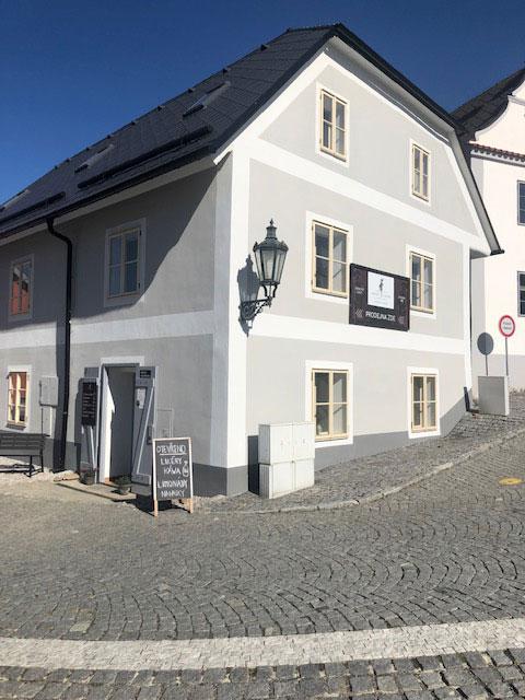 prodejna likérky Jenčík a dcery - vstup z Přesenického náměstí